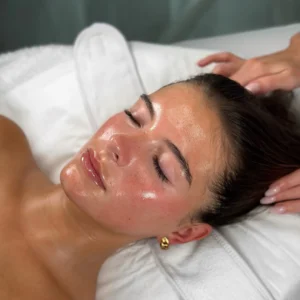 Elixir de Vitalidad: Un Viaje Facial que Renueva